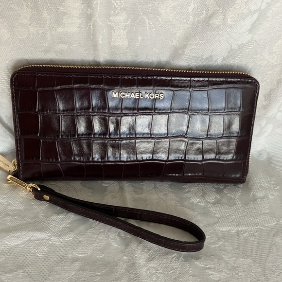 Michael Kors NWOT Traveler Embossed Croc Leather Continental Wristlet PRICE DROP - Picture 8 of 8